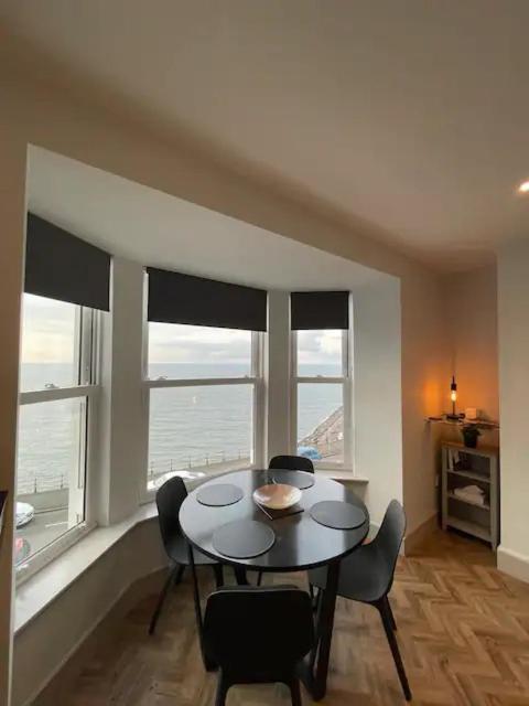 Superb 2 Bedroom Sea View Flat Scarborough Eksteriør billede