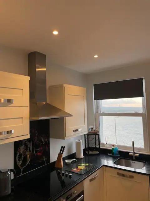 Superb 2 Bedroom Sea View Flat Scarborough Eksteriør billede